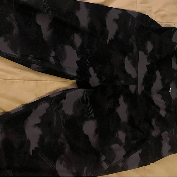 EUC! Women’s Bkack/Grey Camouflage Leggings Size XL - Picture 6 of 16